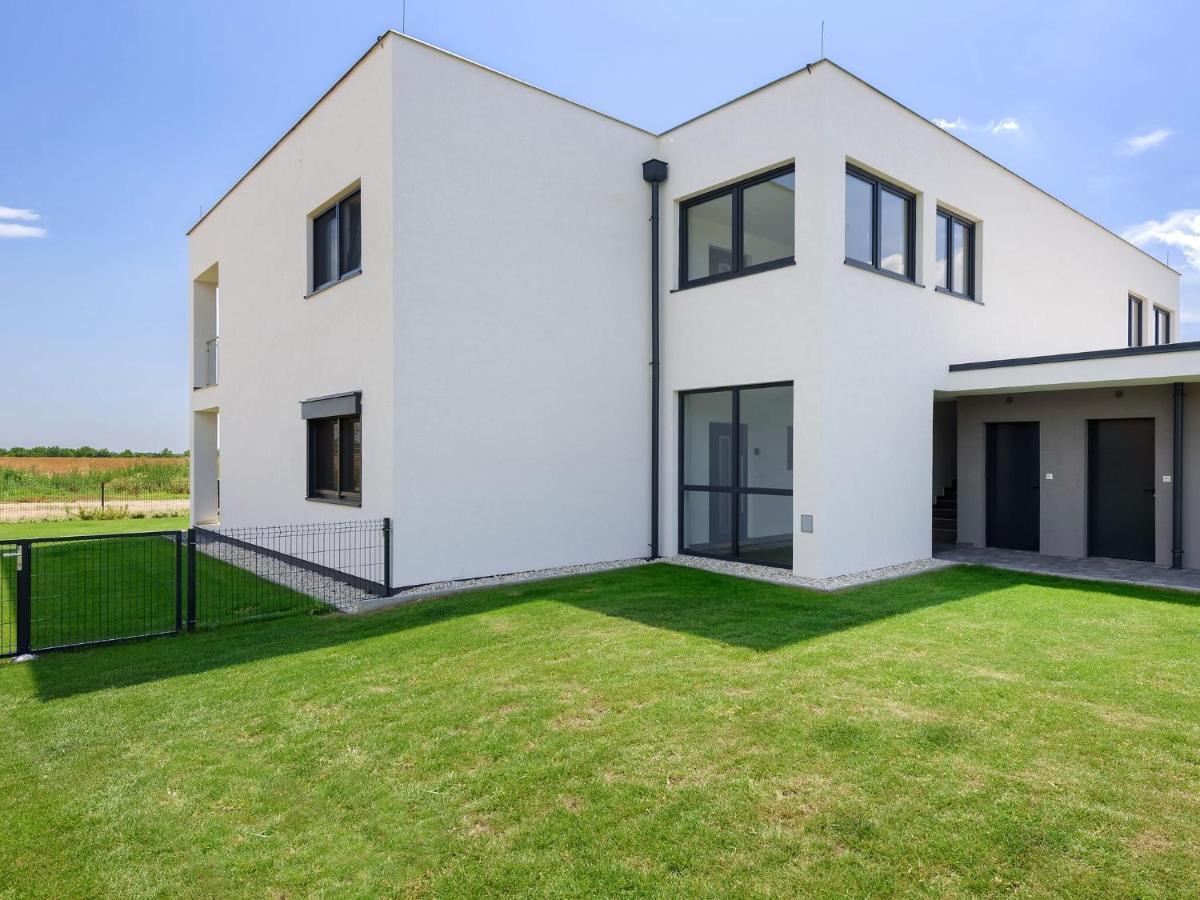 Apartment With Pool, Roof Terrace, Garden Zsira Екстериор снимка
