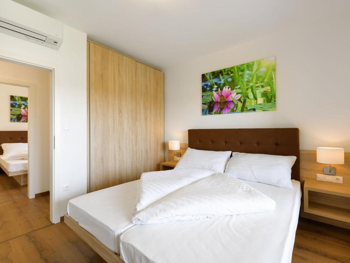 Apartment With Pool, Roof Terrace, Garden Zsira Екстериор снимка